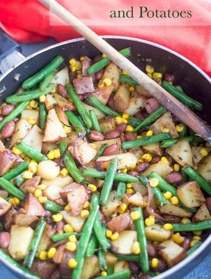 Simple green beans and potatoes recipe made with simple spices. Side dish or perfect lunch meal for vegans, vegetarians and omnivores. Takes 30 min or less