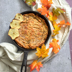 Top view of a baked apple pie in a cast iron pan